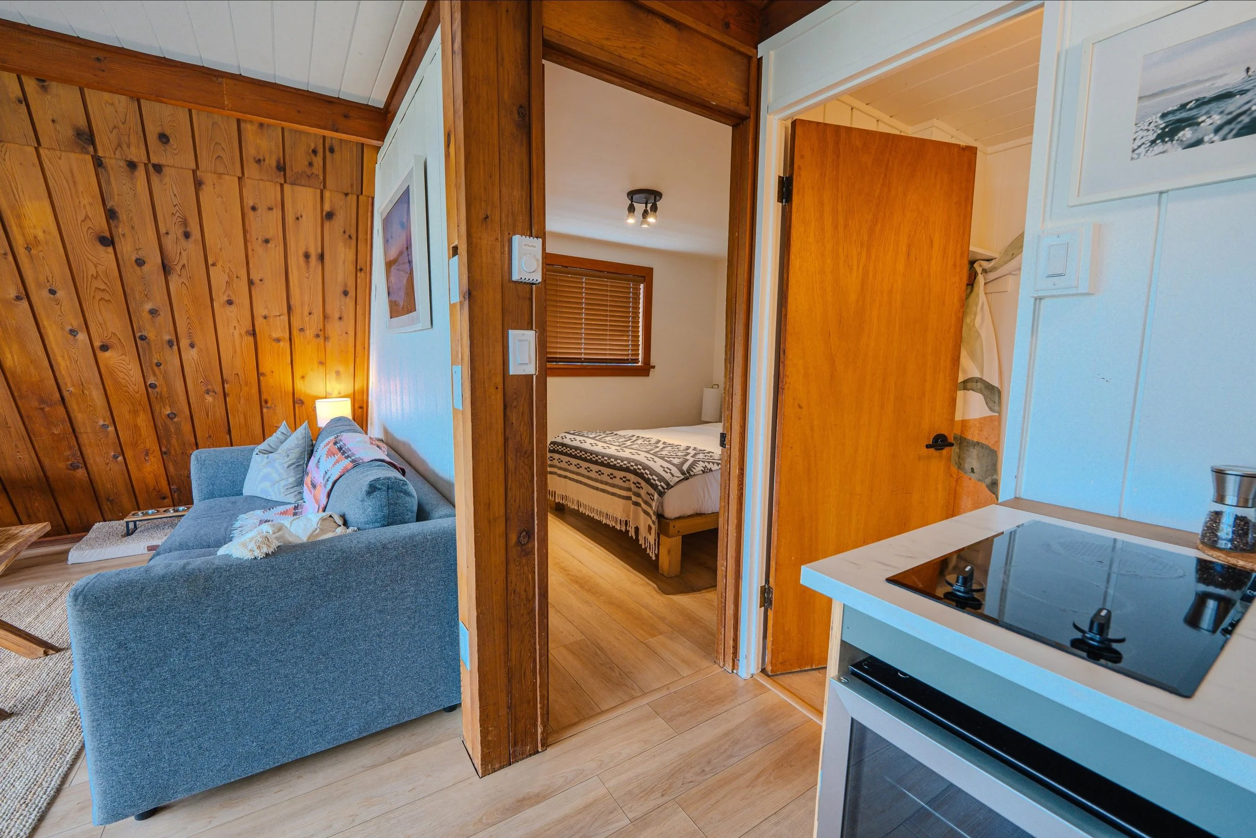 Kitchen views in cabin suite 4. Lots of space to relax. 

Private bedroom, full kitchen and bath with ocean views ✨

📸 @georgieburymedia