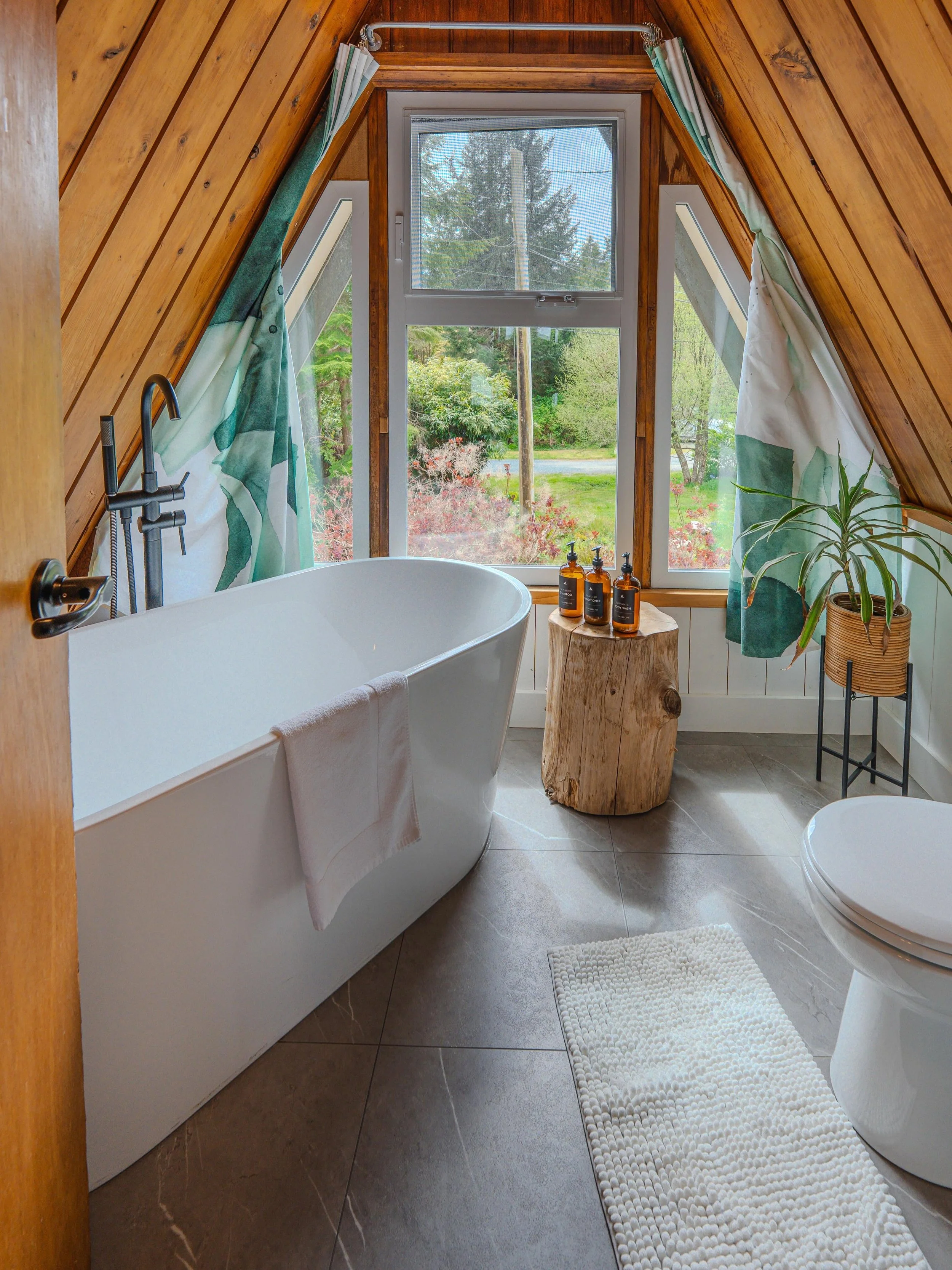 Our smallest and sweetest -Cabin suite 3&hellip; with a full-size bath fit for a 👸🏼🫅🏾✨

📸 @georgieburymedia