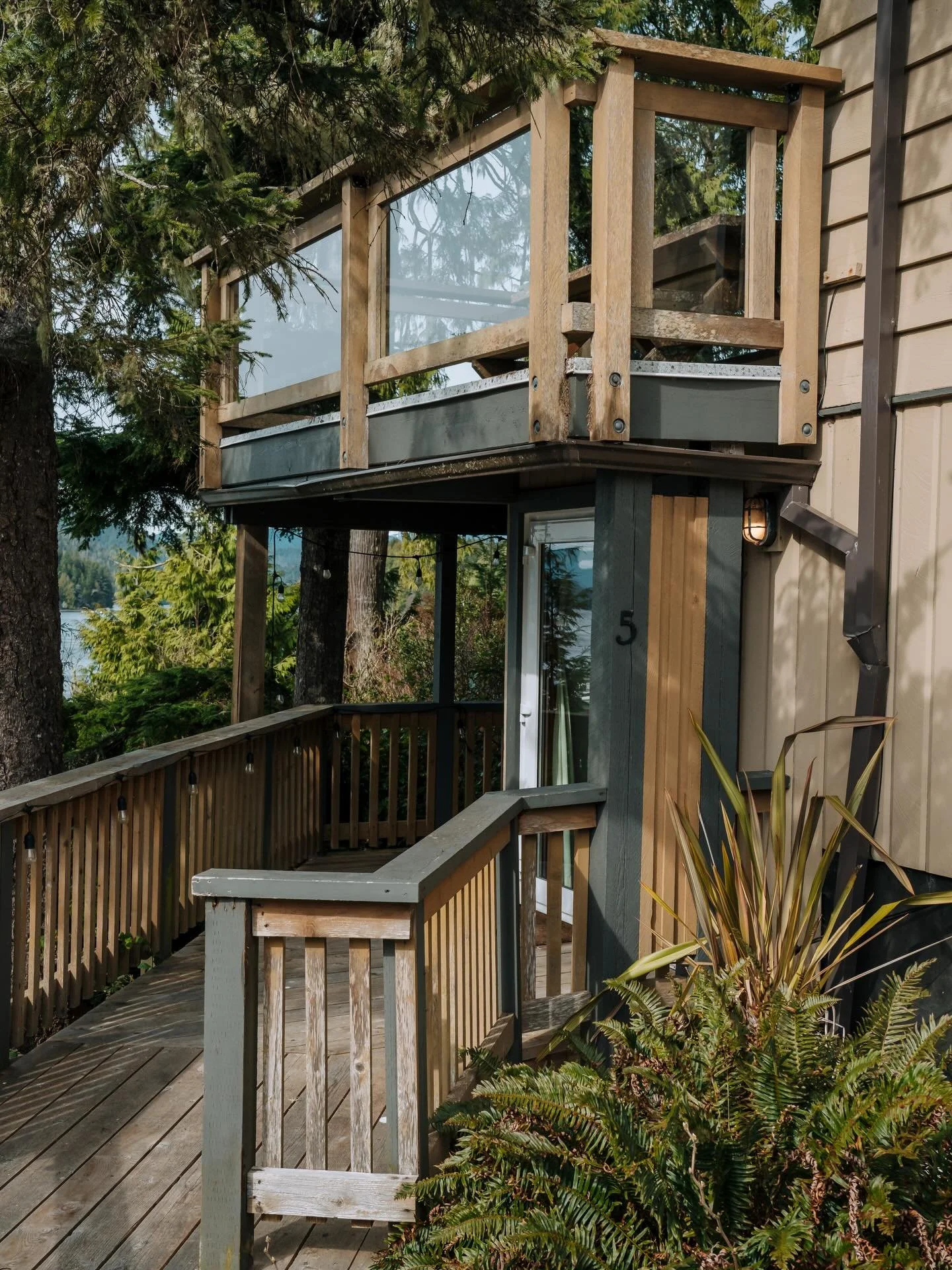 Group of 8 or 10?

No problem! We got you covered. 

Renting our garden suite 5 with the Aframe house offers a a king suite, a queen suite and 2 twins in the top house and a queen suite with pullout in the garden suite below. 

This combo needs to be