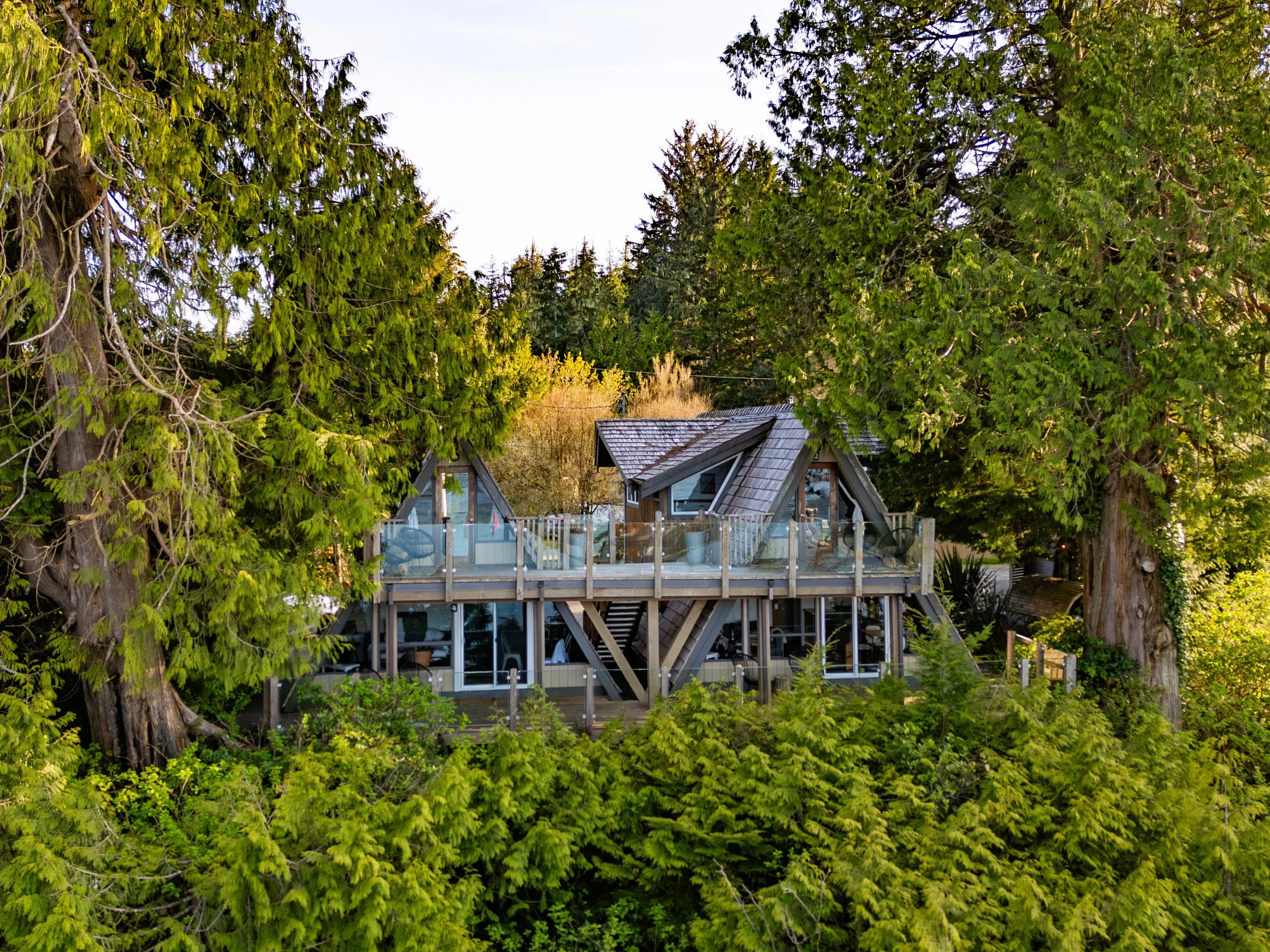 Tucked away at the shoreline 🌲

Our cabins suites - 1.2.3.4 

Oceanfront and everything you need ✨

📸 @snap_commercial_photography