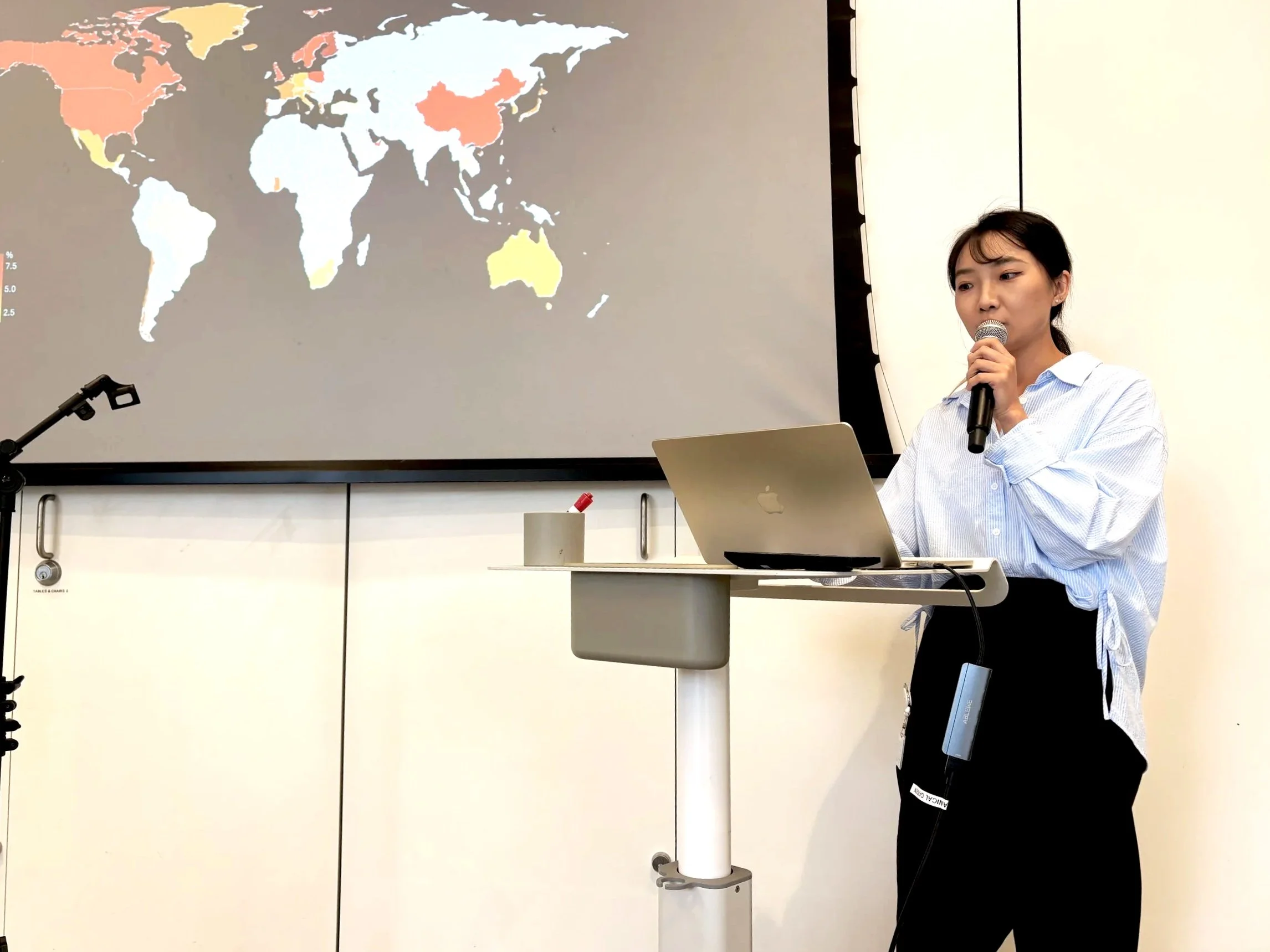 Shiling giving a talk at the Physiology Retreat 2026 and winning the best talk prize.