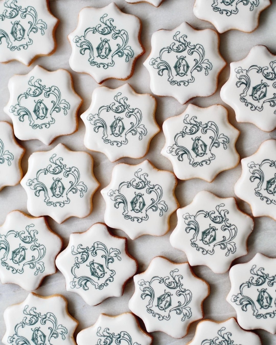 My new favorite place to see your wedding crest: cookies!

Photos &amp; Cookies: @sugarcoat.paris 
Planning: @sarah.chancel