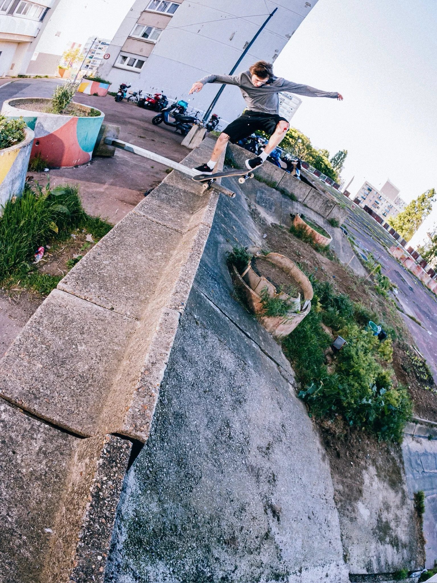 @lukillluk fs 50-50 drop in on the most random diy spot as seen in Giddy #14 by @bataaard 
📸 @ben_minarve 
🎥 @bataaard