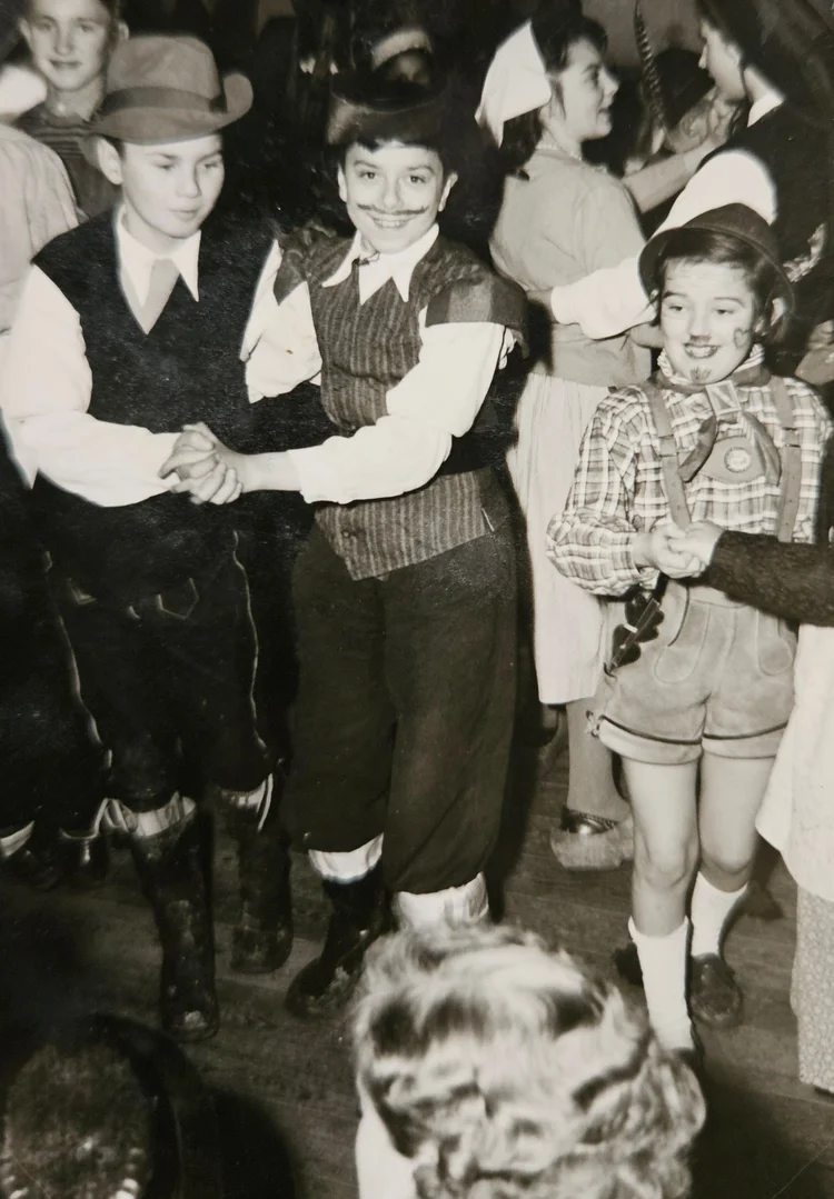 Kinder in Kostümen beim Faschingsball, 1957