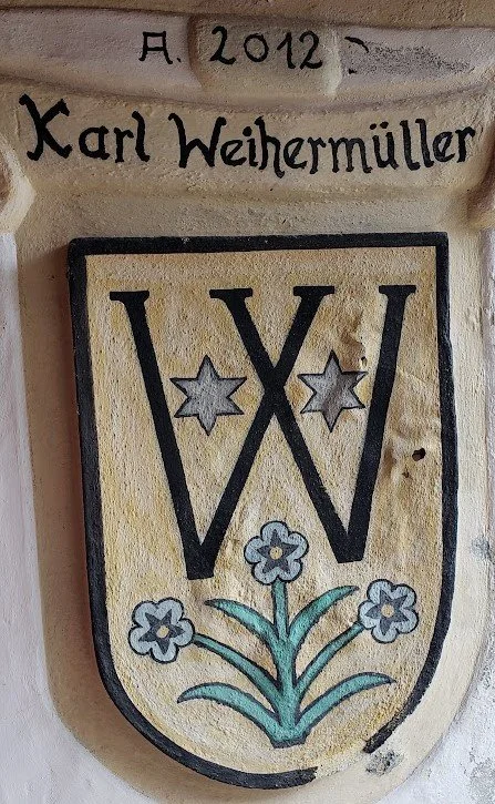 Das Wollmesheimer Wappen im Eingangsbereich