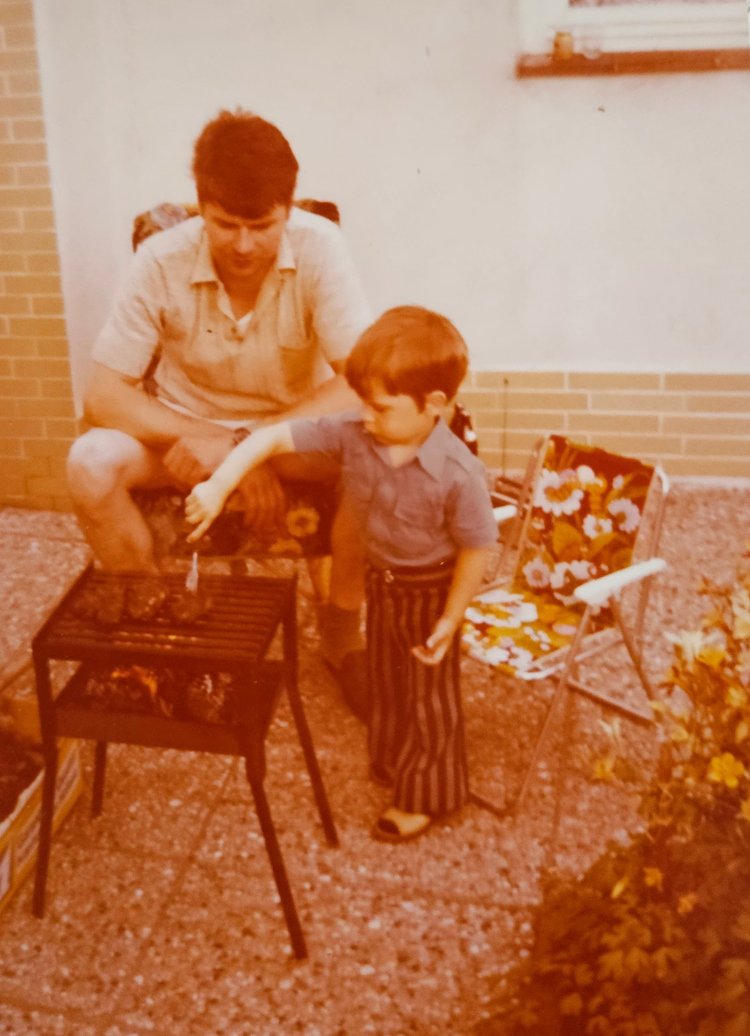 Vater und Sohn auf der Terrasse