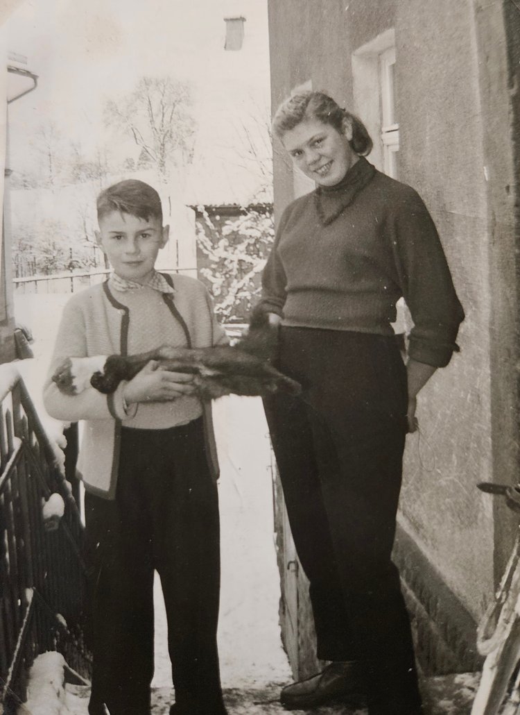 Heinrich mit Schwester Karin im Biberbach, 1958