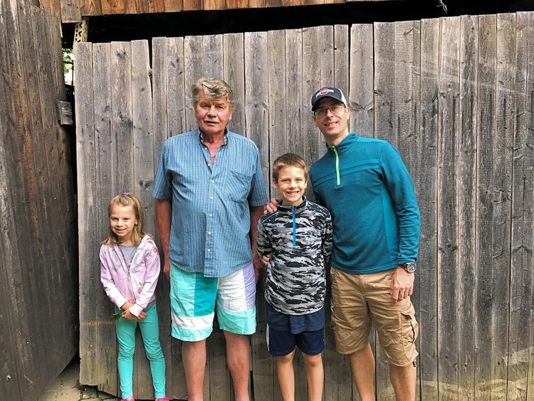Familienfoto am Zaun, 2017