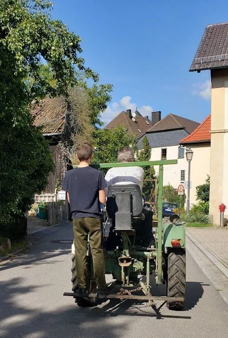 Mit dem Traktor durchs Dorf, August 2021
