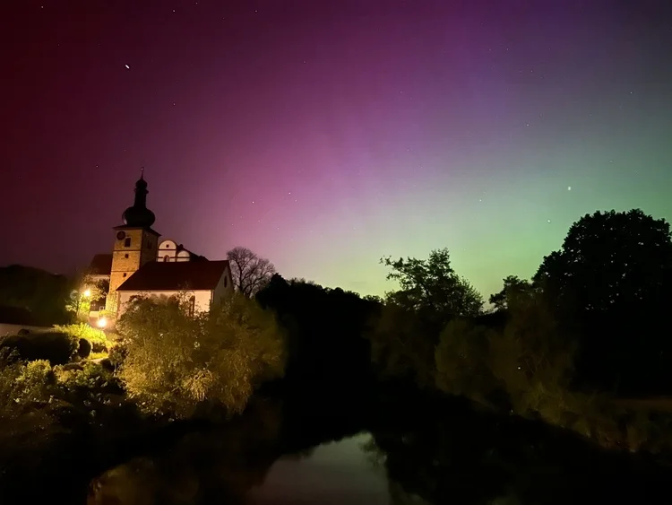 Nordlichter über der Kirche