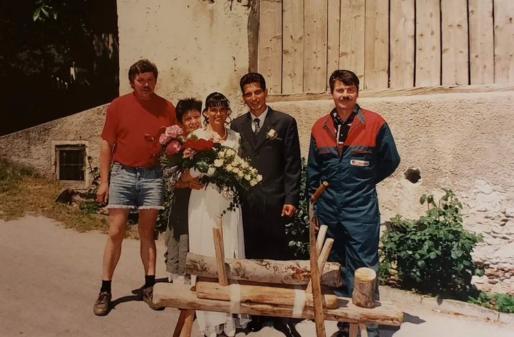 Erinnerungsfoto mit dem Brautpaar