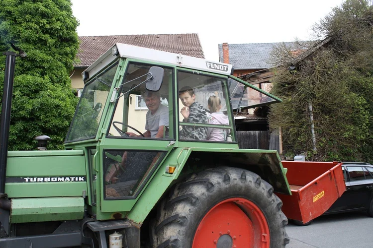 Mit den Enkeln auf dem Fendt