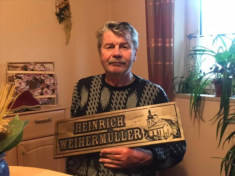 Heinrich mit seinem Namensschild