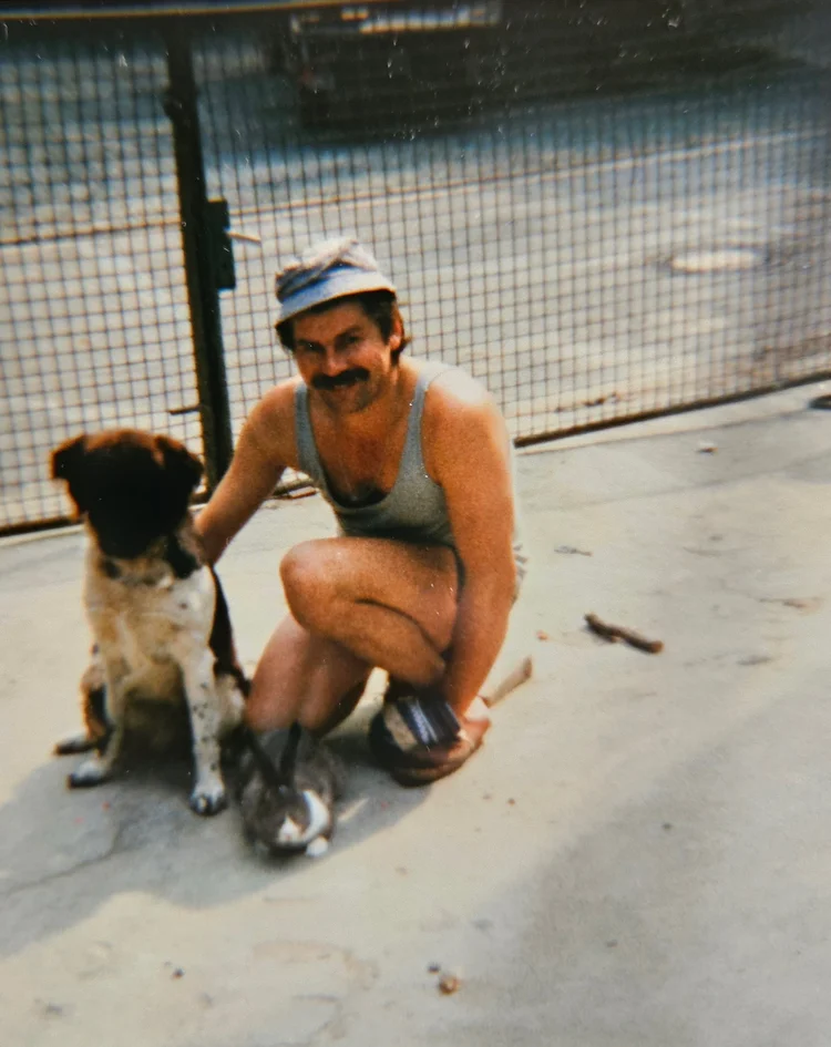 Mit Jagdhund Axel im Hof am Biberbach