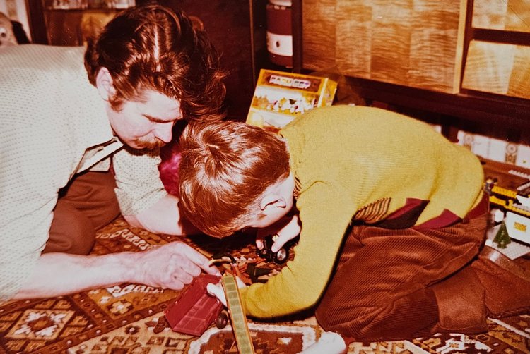 Spielen mit Spielzeugautos