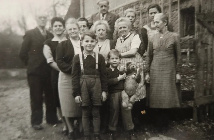 Die Familie am Biberbach in Strössendorf, 1956