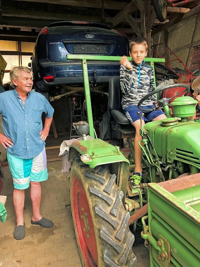Philipp auf dem alten Traktor in der Scheune
