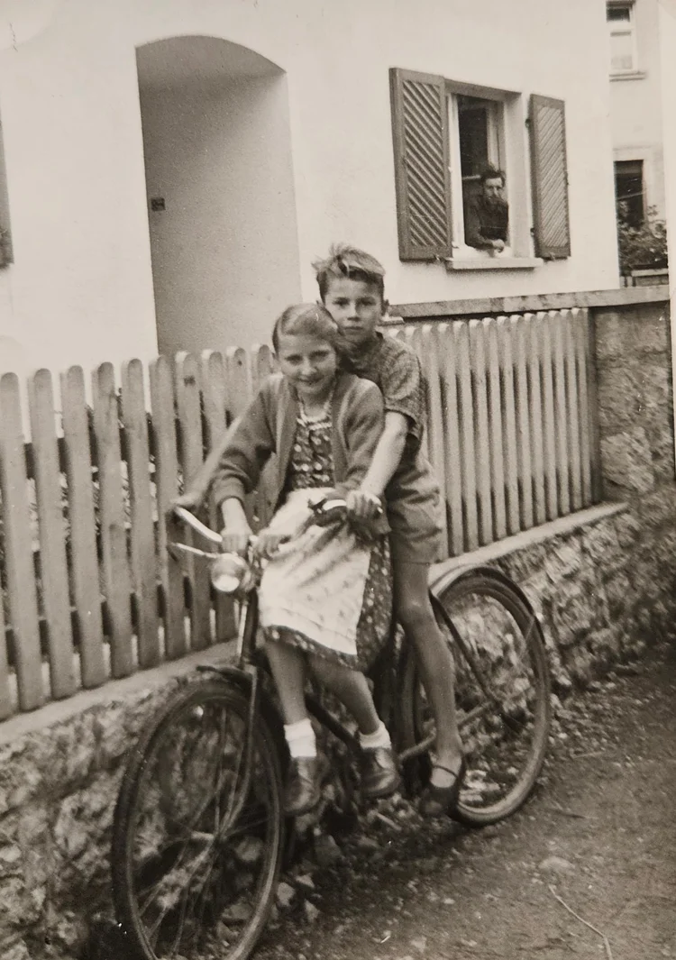 Mit dem Fahrrad im Biberbach, im Hintergrund Erich Hühnlein