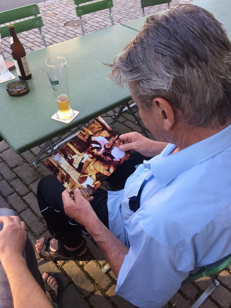 Heinrich betrachtet das Foto