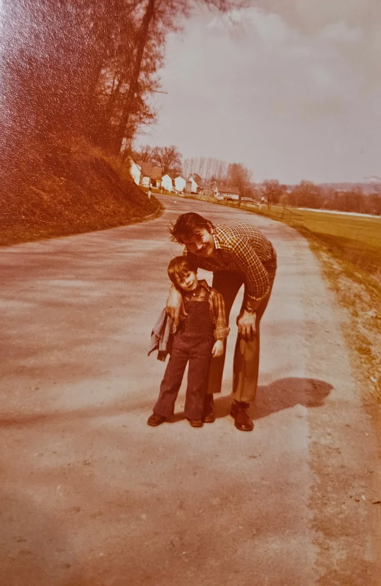 Vater und Sohn auf dem Feldweg