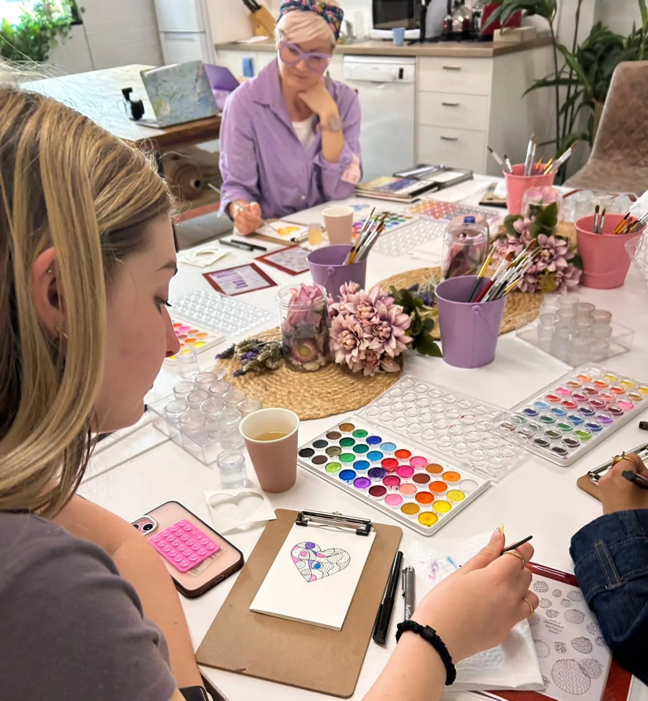Only a few more Calming Art Workshops left before the end of the year. Booking now.
Gift Vouchers are available. Gift an experience this Christmas. 
www.empowermooreart.com/workshops
Link in bio ⬆️