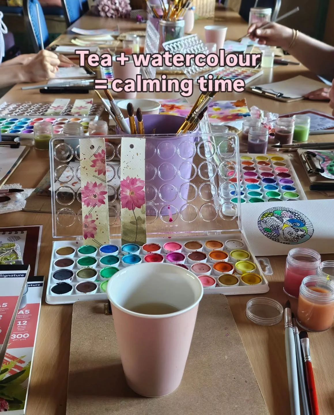 Tea + watercolour = calming time

Calming Watercolour Workshops 🌸
Relaxing and unwinding, painting 🖌 away the afternoon while sipping lavender tea 🍵 💜