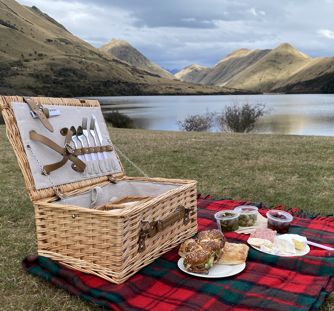 Watercolour  picnic.png