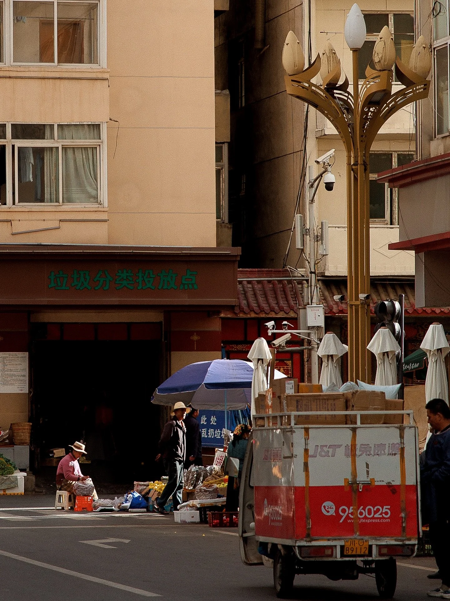 Hi ◡̈ here&rsquo;s a pic from Maerkang. I liked the lady sitting in the corner with the light hitting her. 
Sitting here feeling so very thankful and excited for what&rsquo;s ahead, specifically photography wise. 
Tomorrow is going to be a dream and 