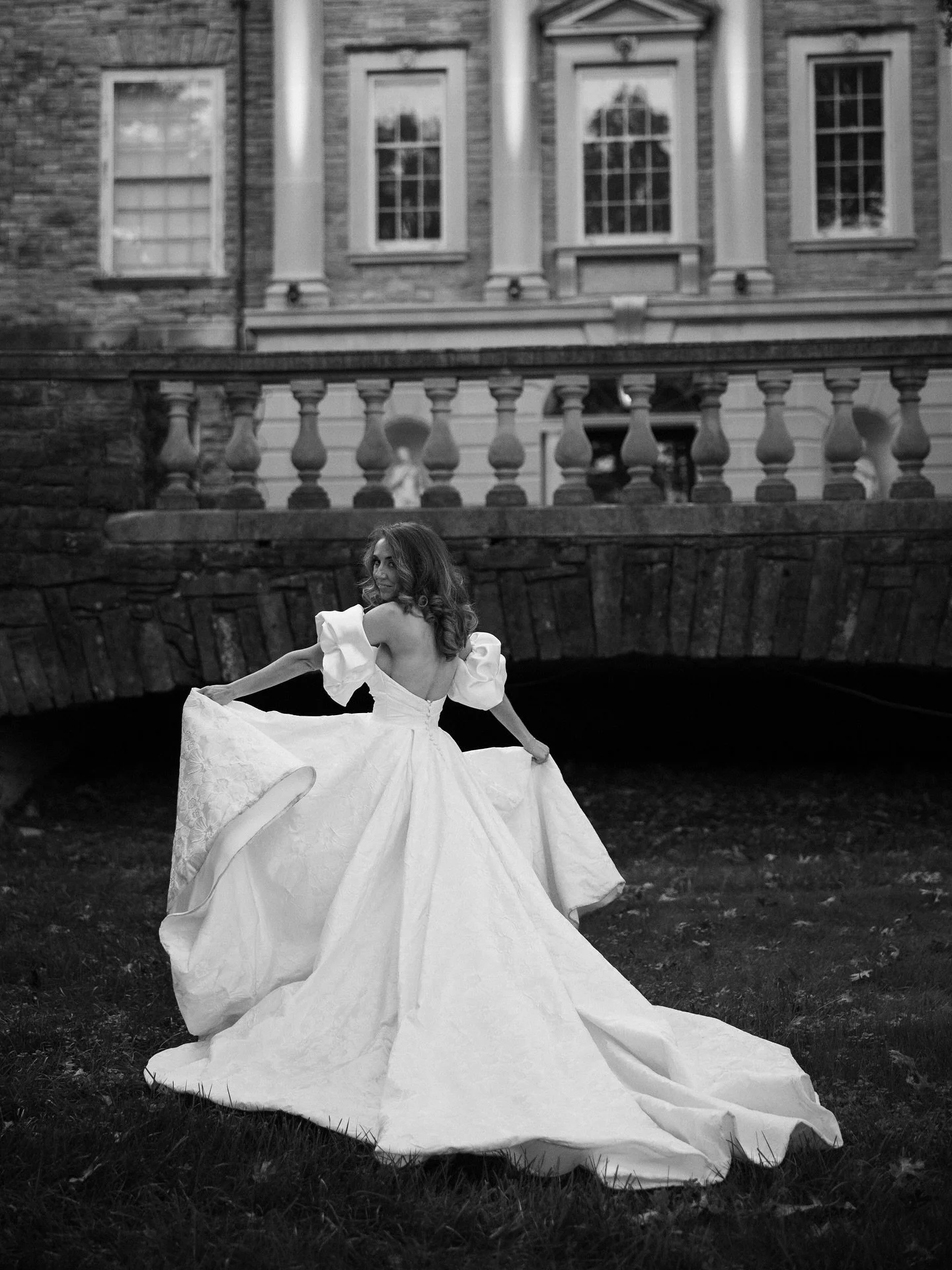 Quite frankly, I absolutely adore this image and needed it by itself before sharing the whole session ✨Megan is simply breathtaking and we got to run around the Cheekwood Gardens for hours on the most beautiful night which felt too good to be true!
&