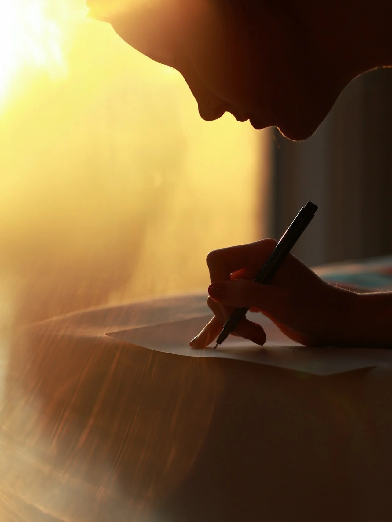 Good morning and happy Sunday!
I&rsquo;ve been working on some small drawings for @gcdenver that have been so fun ◡̈ so of course when the light hit perfectly I had to take a self portrait. Taken with the 85mm macro through my Chemex for a little sun