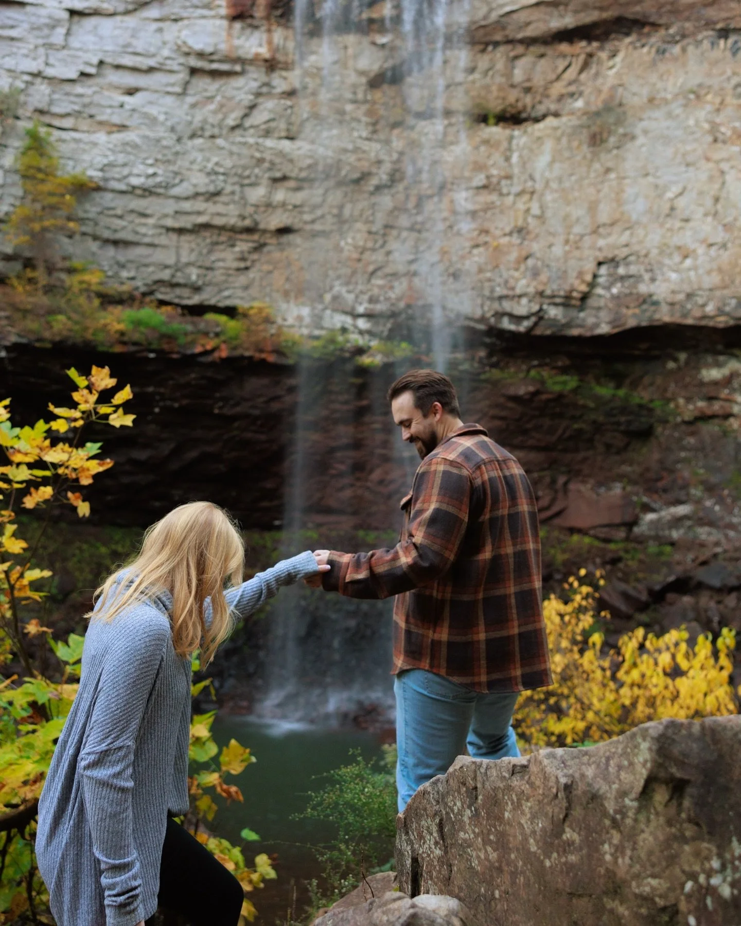 A moment for Courtney and Kory 💛 so happy they were down for a four hour round trip drive just to get some waterfalls and fun colors cause it was definitely worth it! @fallcreekfallspark is one of those places that has everything a photographer coul