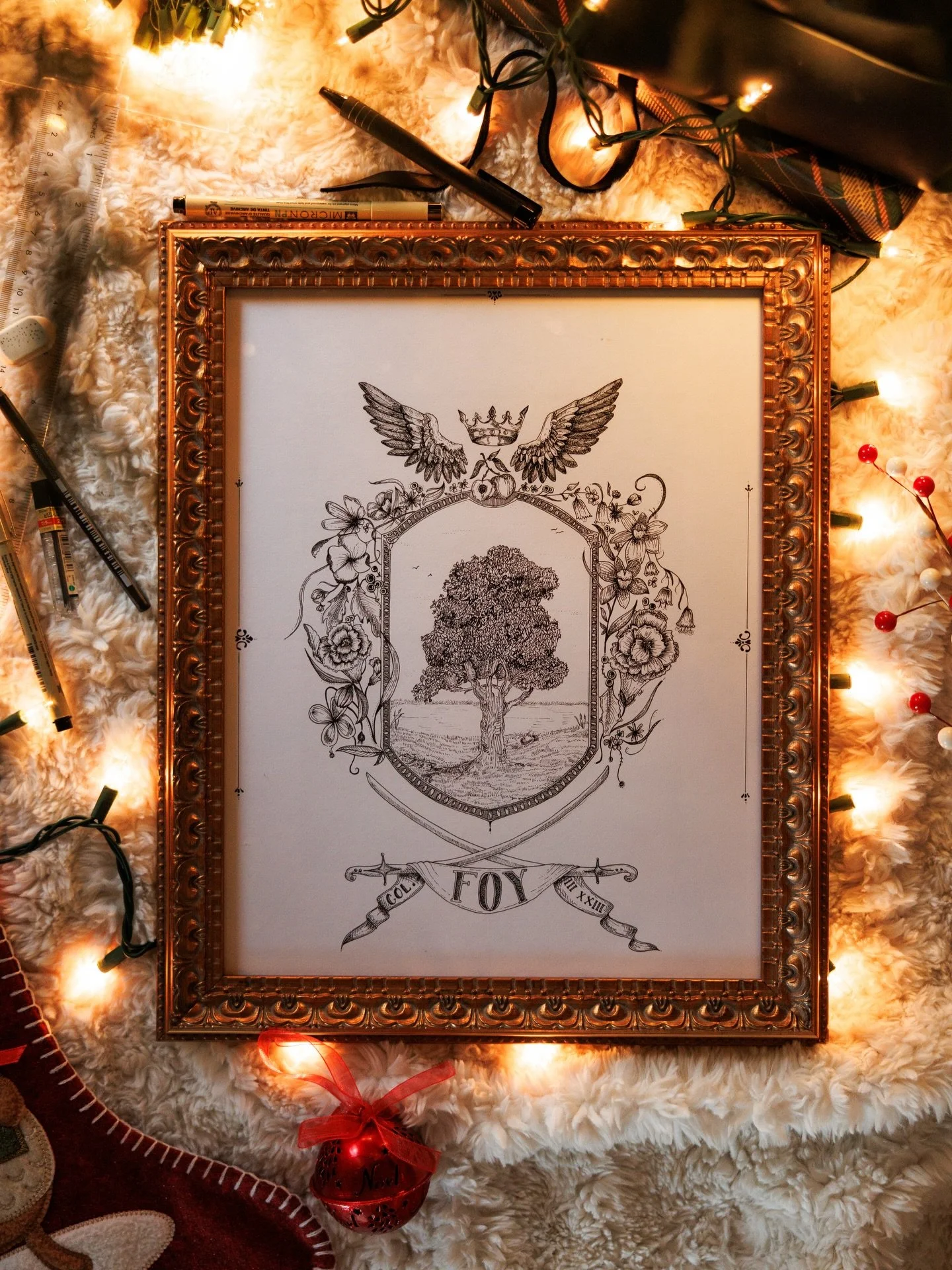 Some close ups on a crest I made for the Foy family during Christmas 💛 
&bull;
&bull;
#familycrest #heirloom #etsy #penandink