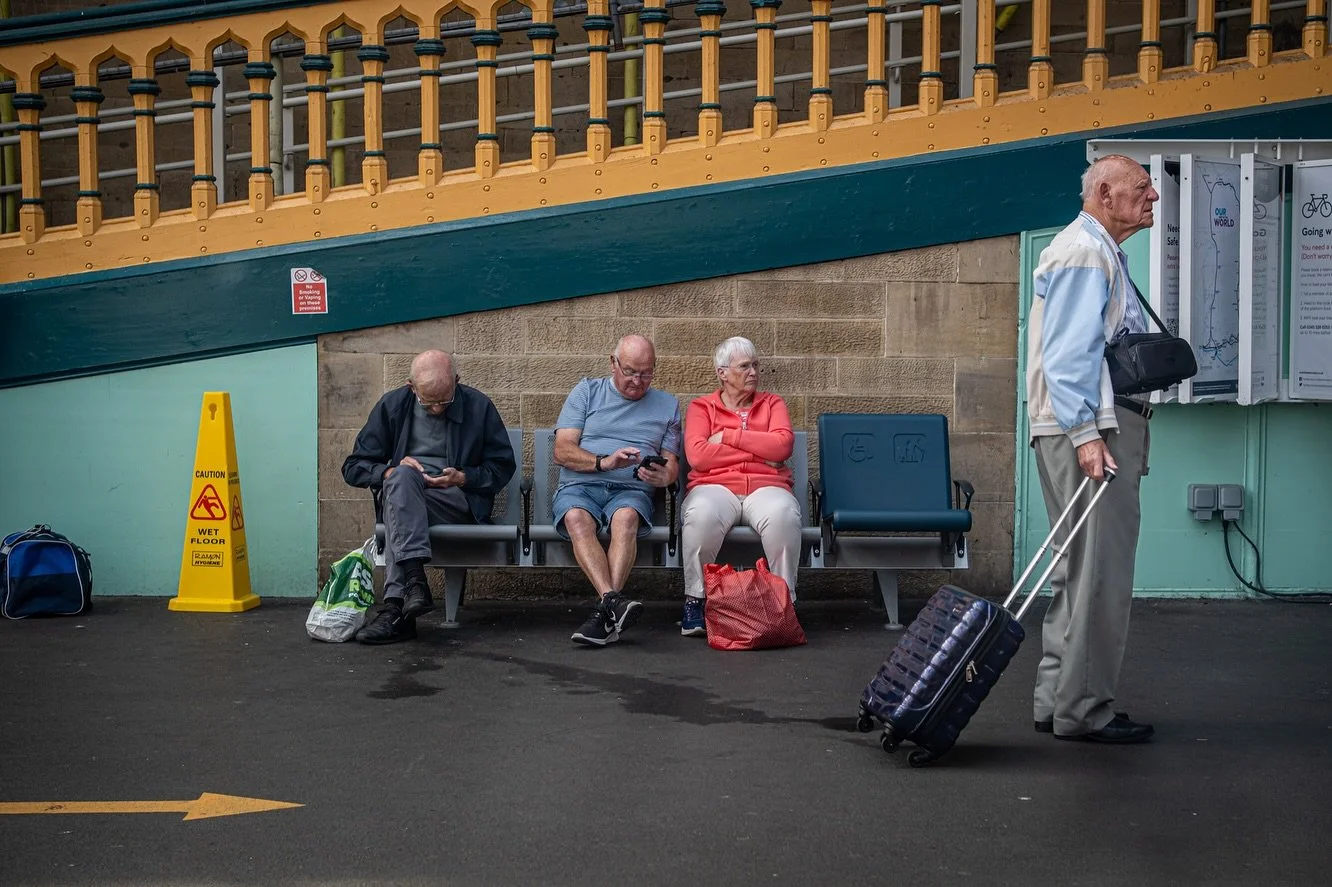 International strangers.

#streetphotography #streetmoment #eyeshotmagazine #lensculture #therawsociety #photowalkglobal #womeninstreet #collagewise