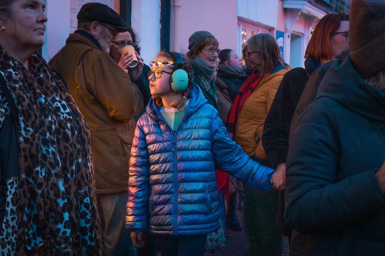 Light On 🎄

#streetphotography #streetphotocollective #street_macadam #street_avengers #rromastreet #mystreet_bnw #spicollective #collagewise