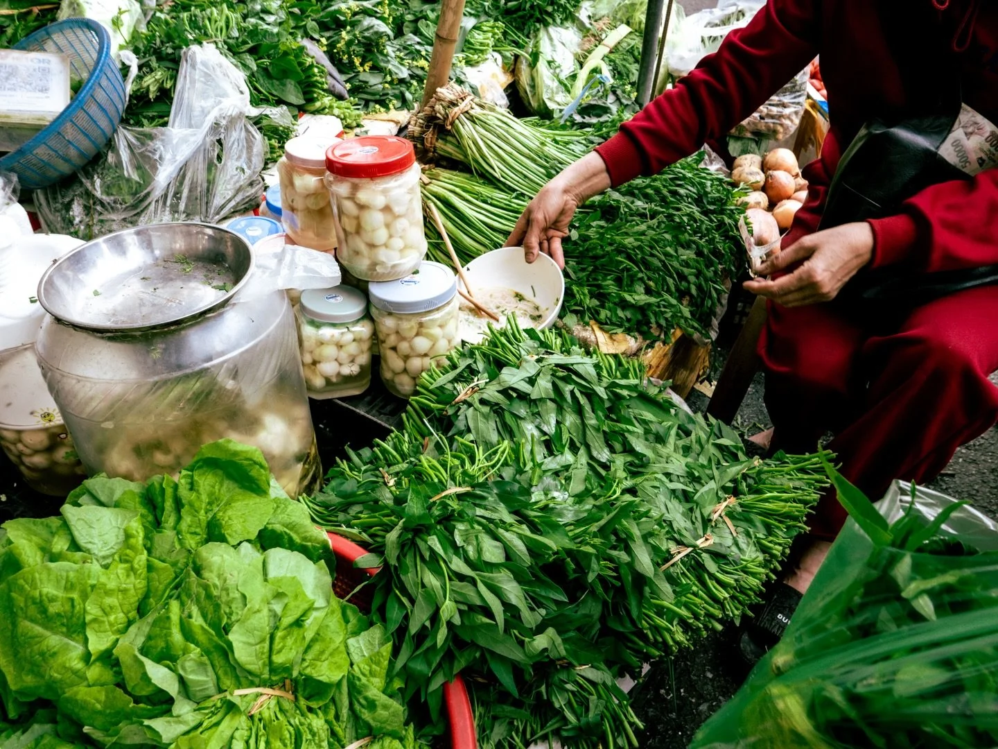 Got caught up in family routines and traditions for the Tet holiday, so I haven&rsquo;t had much free time to take photos yet. But here are a few shots from New Year&rsquo;s Eve.

1. A vegetable stall. Mum and I bought some water spinach because I al