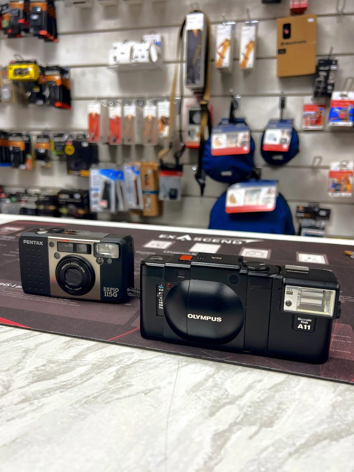 The thing with these old little 35mm compacts is that they can jam, break, or just stop working out of nowhere. Two of mine need checking this time. They&rsquo;re back on the street now tho.

#35mmcamera #analogue #streetphotography #filmcamera #coll