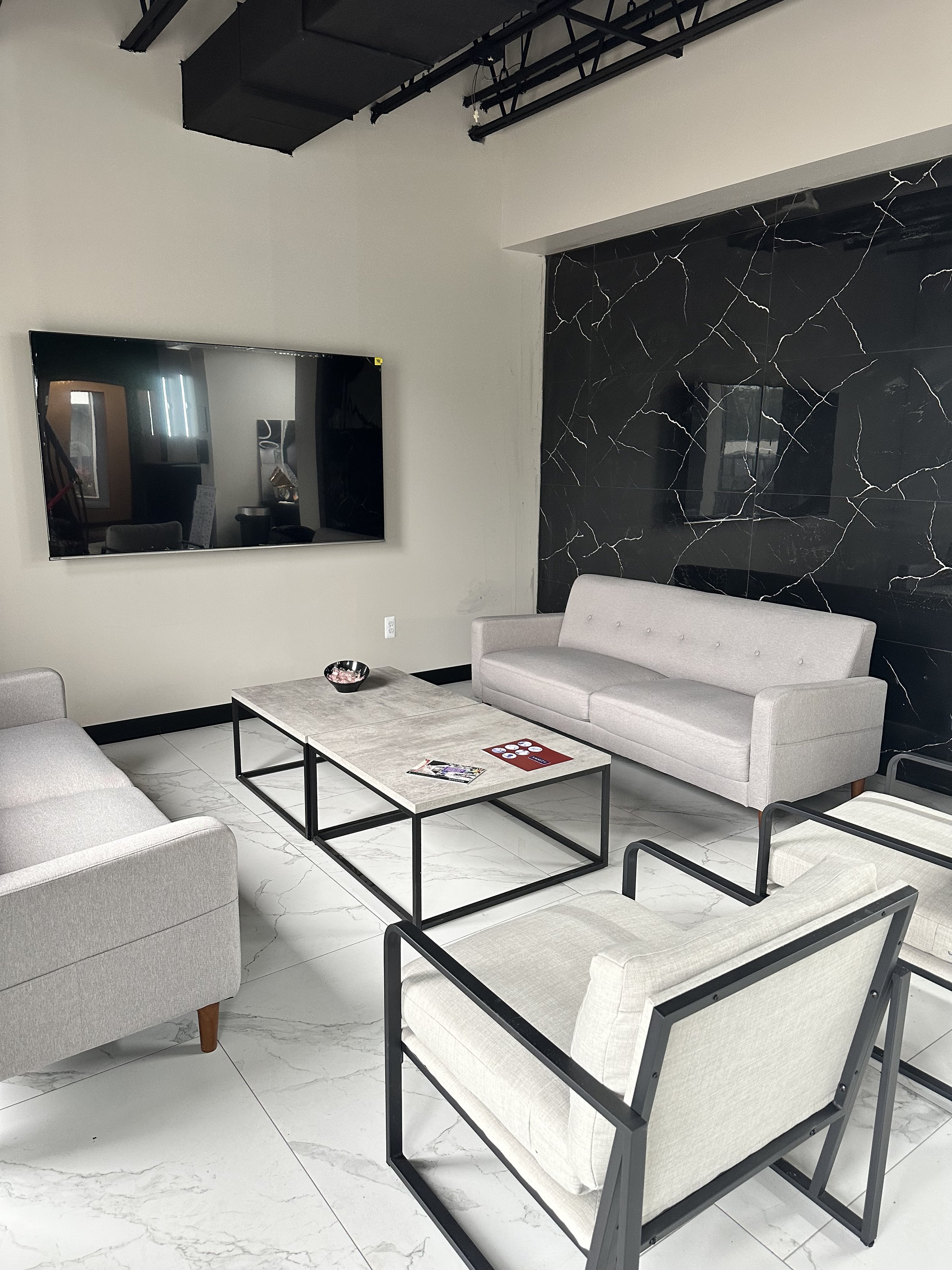 Client & Tenant lounge in the main lobby area.