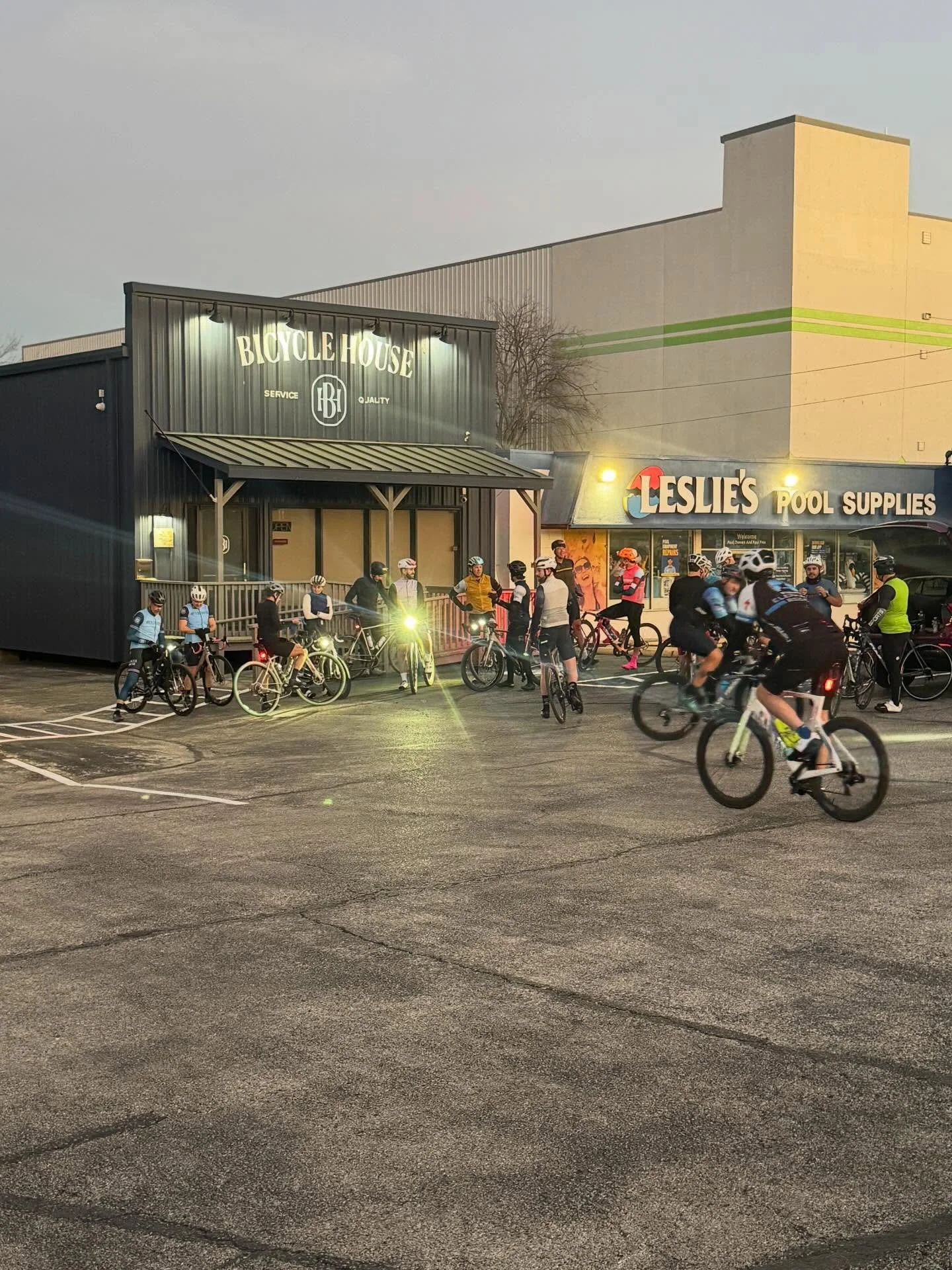 Thanks @bicyclehouseatx for hosting Saturday morning rides! This morning was 🔥 and we had a large group join on this beautiful Texas morning. What I like about this ride? The people. The early start (7am). The coffee stop after. I&rsquo;m in my happ