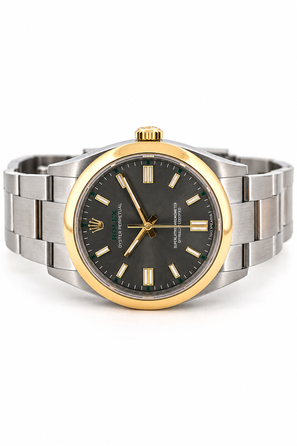 Luxusuhr mit goldenem Akzent auf Weiss.png