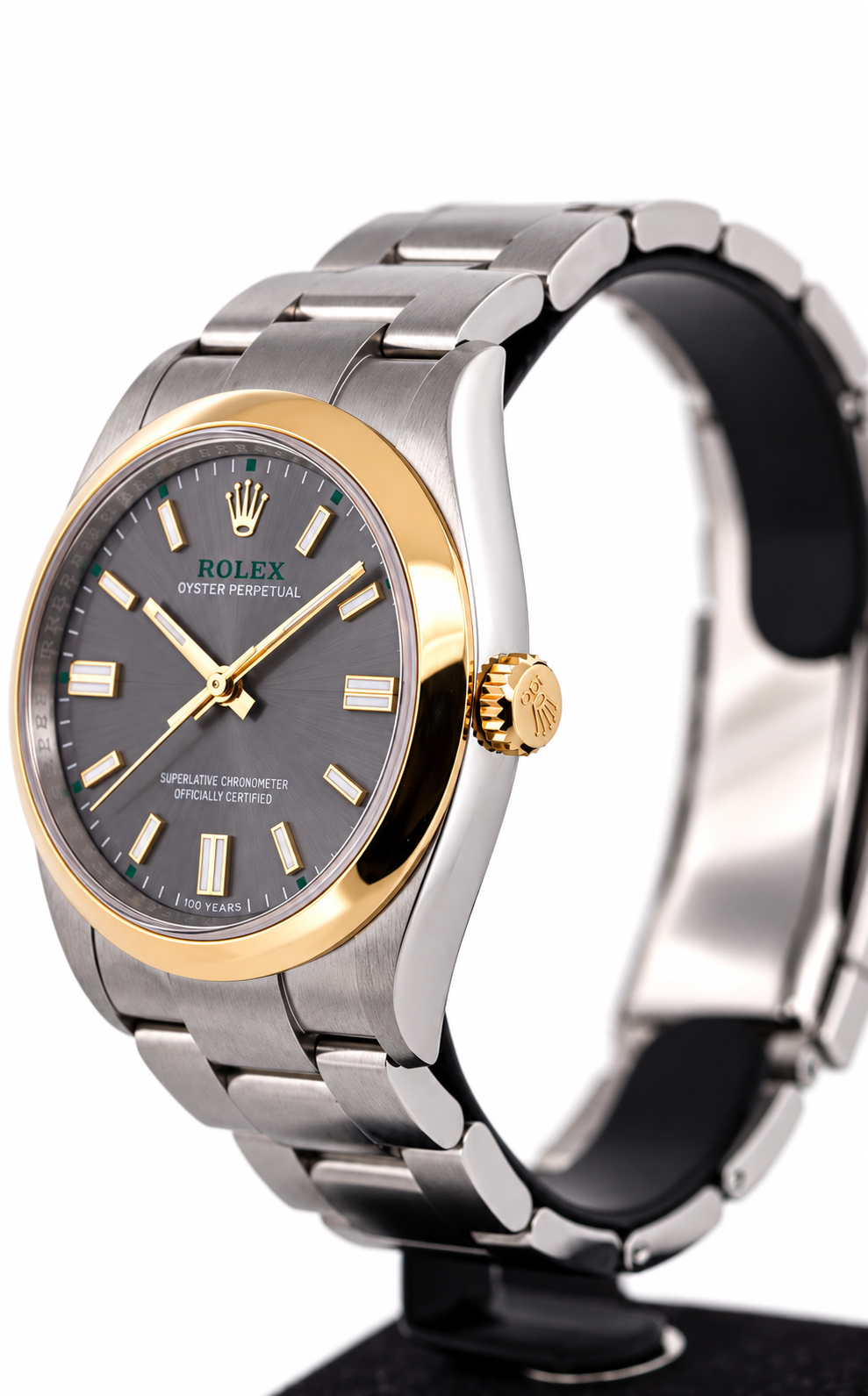 Luxuriöse zweifarbige Rolex im Studiolicht.png