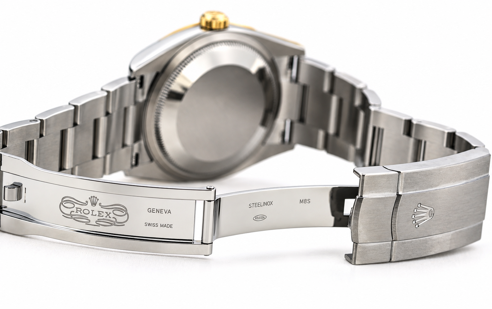 Makroaufnahme eines Rolex-Uhrenarmbands mit offener Schließe.png