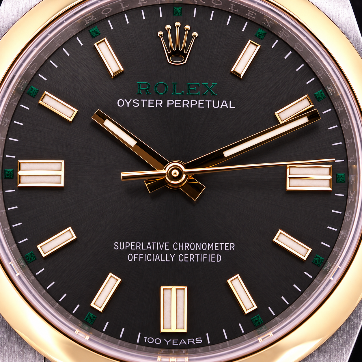 Makroaufnahme einer luxuriösen Rolex-Uhr geschniegelt.png