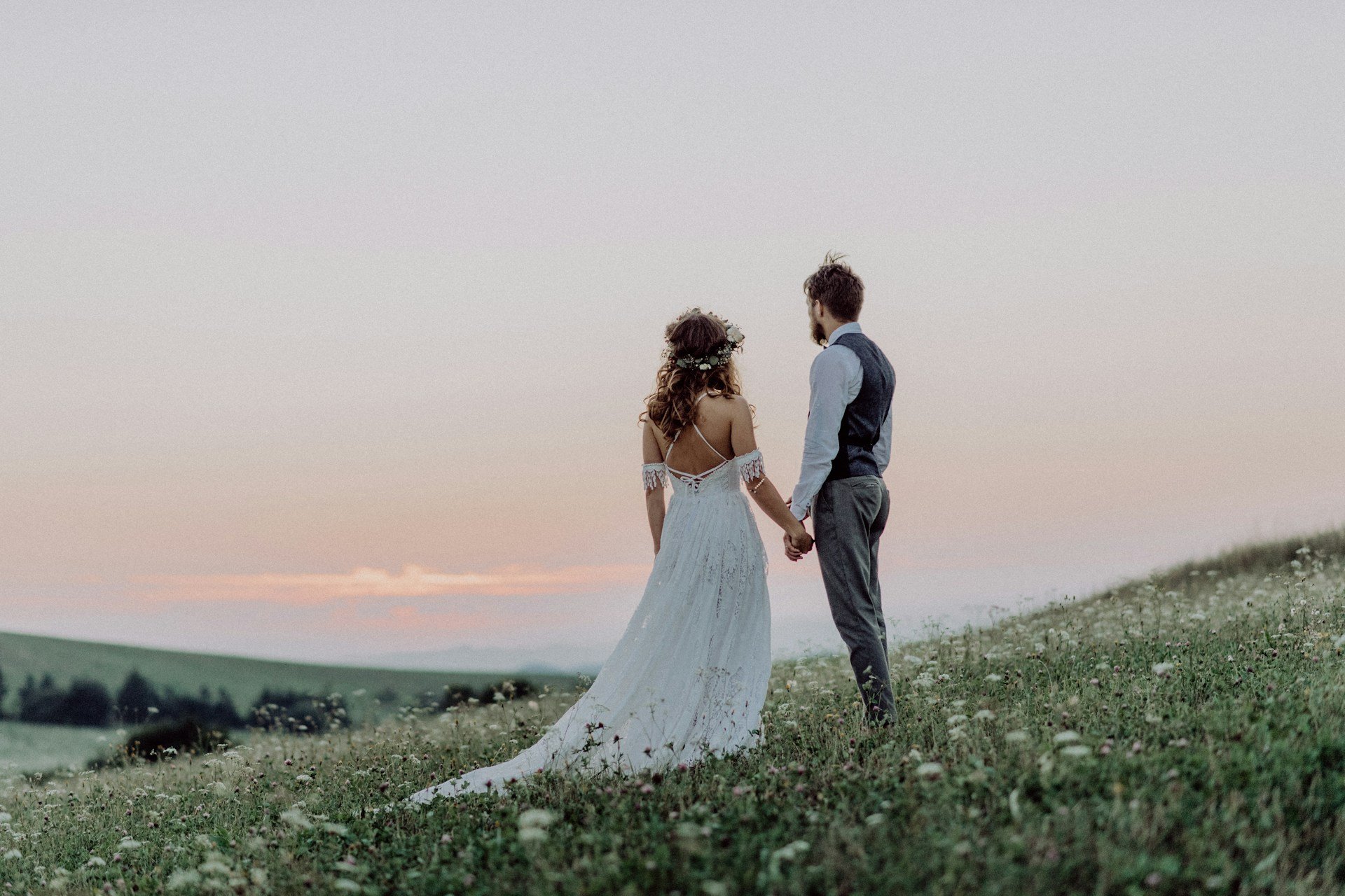 What Makes Outdoor Videography Work for Late Spring Weddings