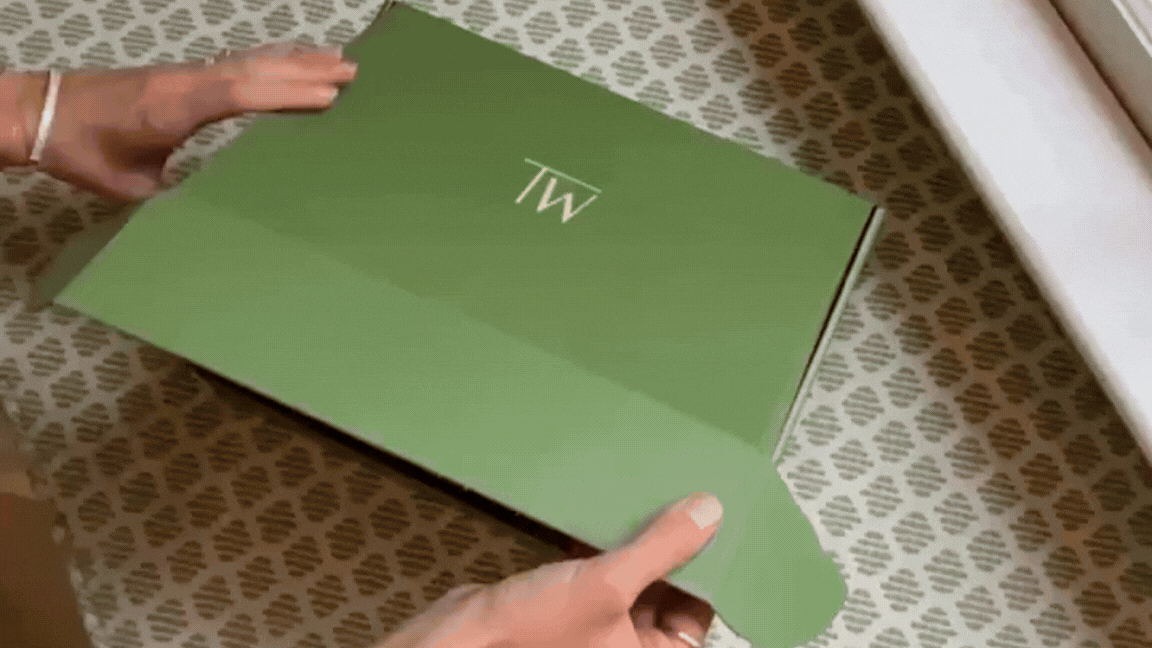 tablewith gif 3.gif