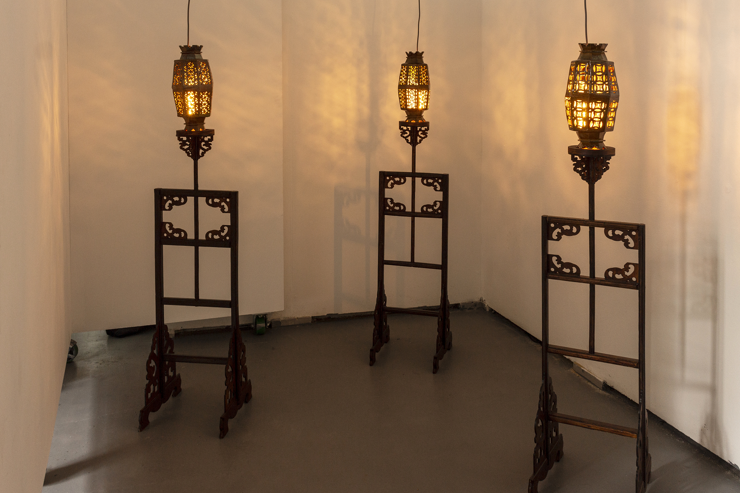 Between Places ( Of Babel)
Glazed Stoneware, CNC Routed Birch Plywood and Laser Birch Plywood
135 x 30 x 35 cm (each)
Of Babel consists of lanterns that exchange in a cross-cultural dialogue. The lanterns are decorated with openwork that reflects