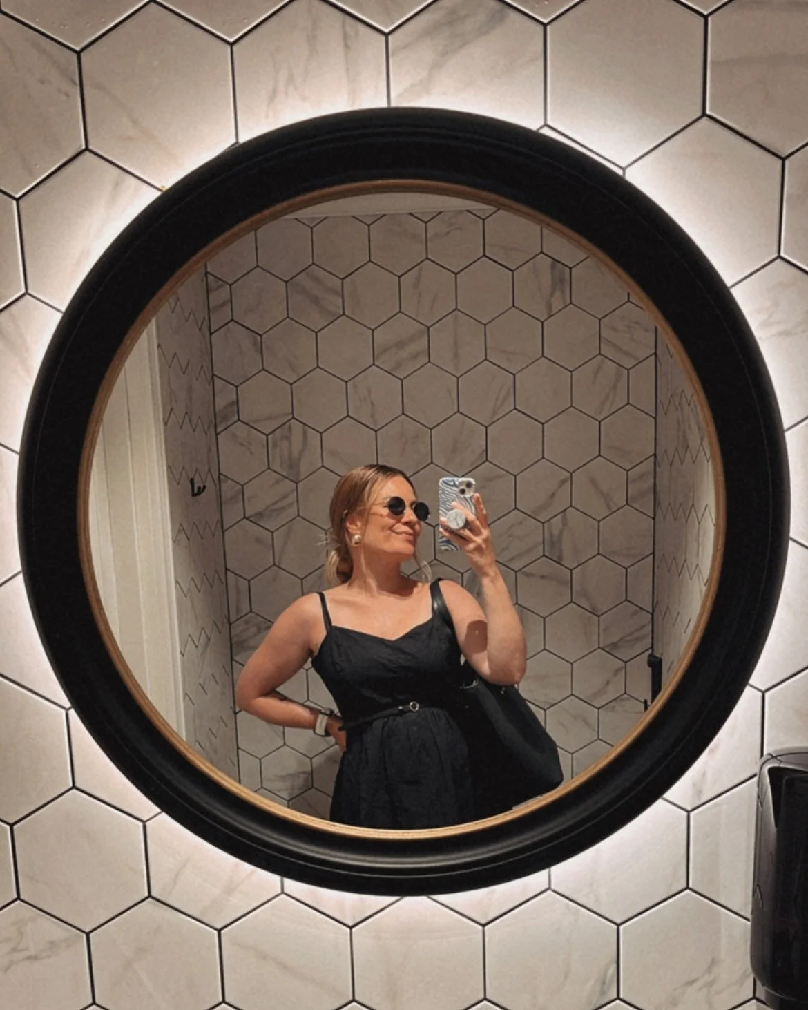 Olisko pienyrittäjän unelma: kaikki markkinointi yhdestä paikasta?
Miltä se tuntuis kun markkinointi oliskin helppoa kuin kahvin juominen terassilla? 
Kun yksi luottotyyppi hoitaa sun brändin, verkkosivut, kuvat ja sisä