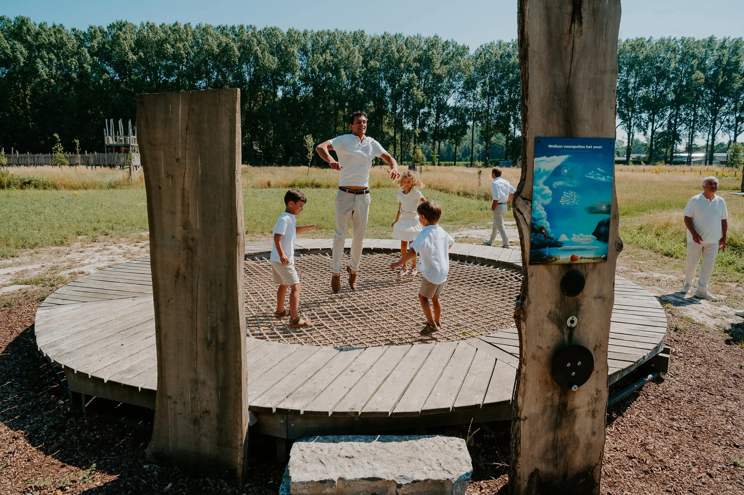 springen op de trampoline tijdens een famileshoot