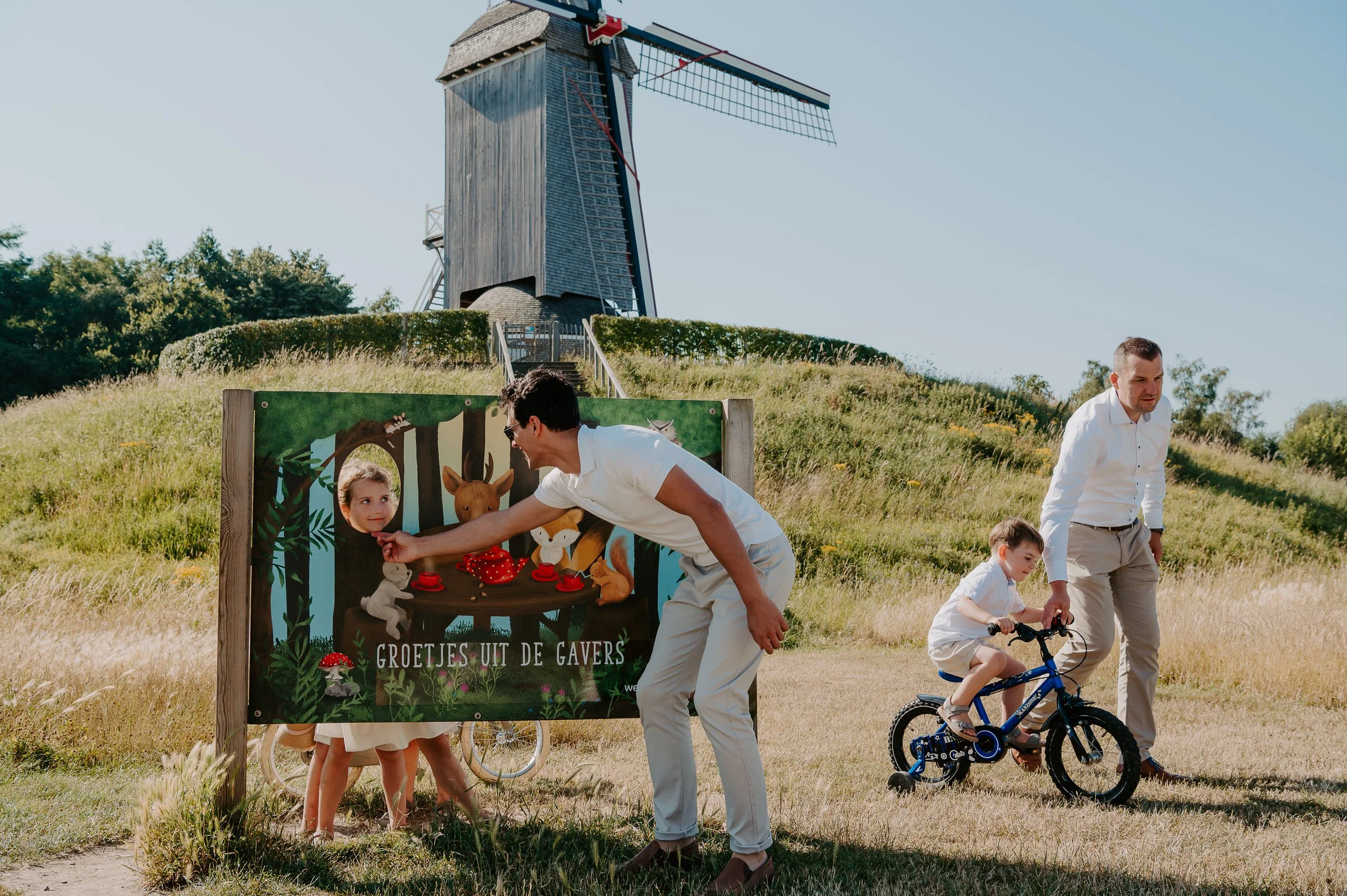 nonkel speelt met neeftje tijdens een familiereportage