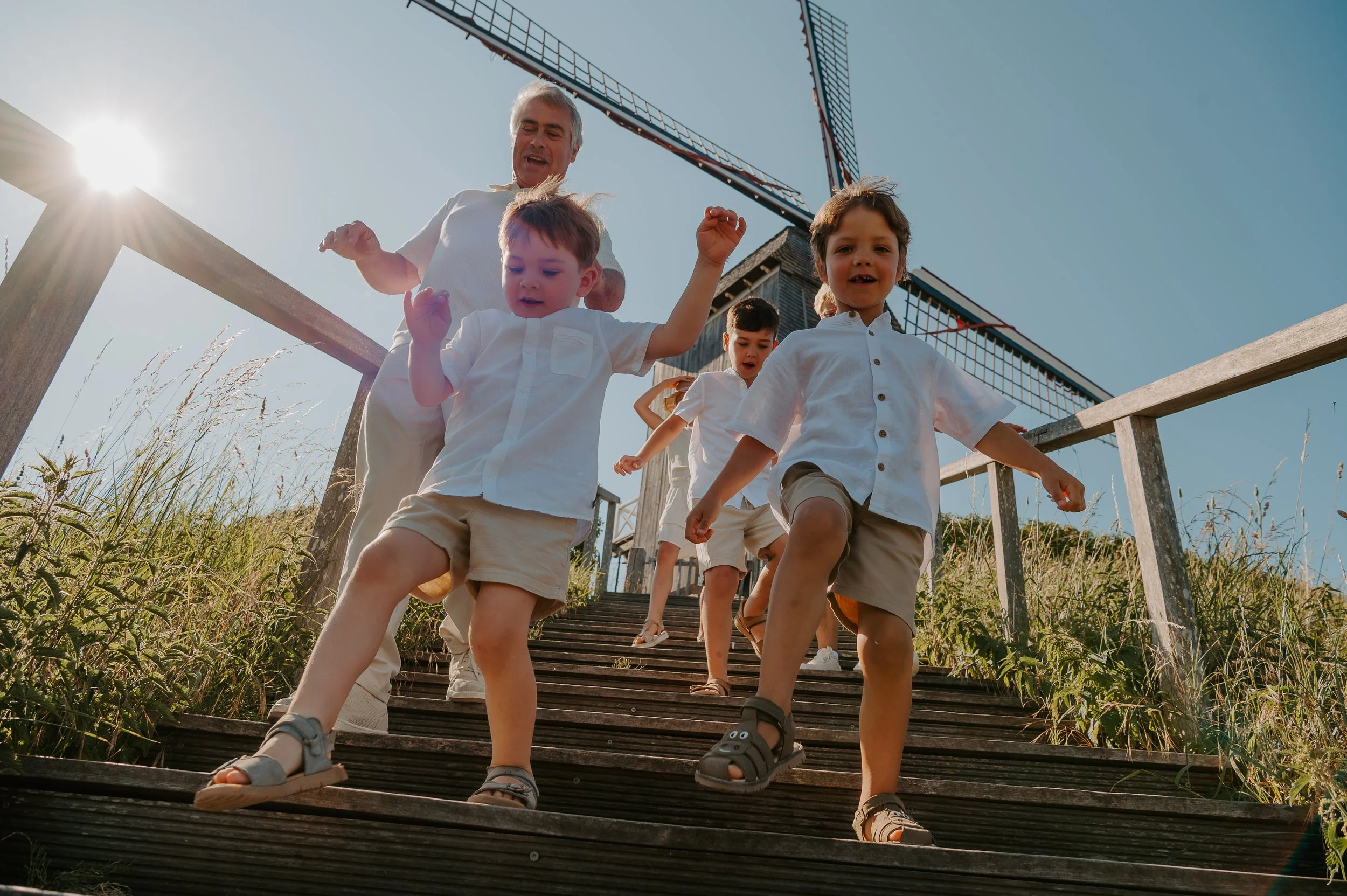 kinderen die vrolijk rondspringen op een familiefoto met oma en opa