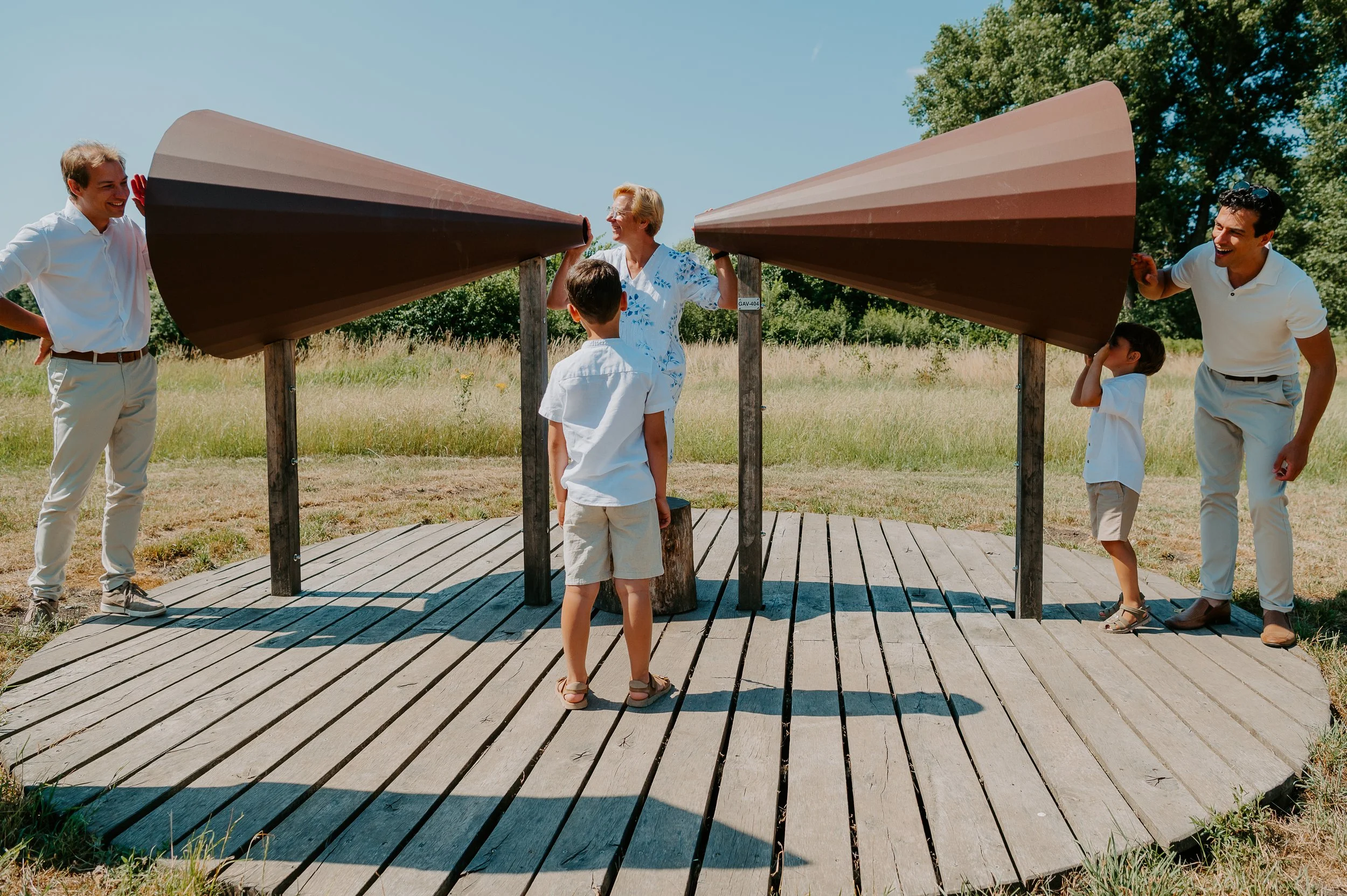 een familiefotoshoot waarbij plezier maken centraal staat